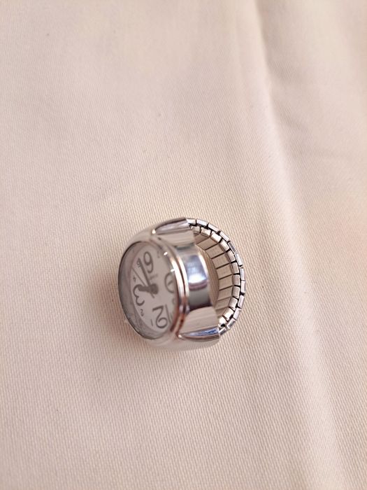 Anel formato relógio