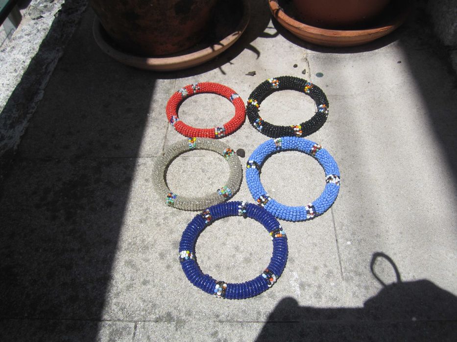 5 pulseiras Massai em preto, branco, azul claro e azul escuro, vermelho