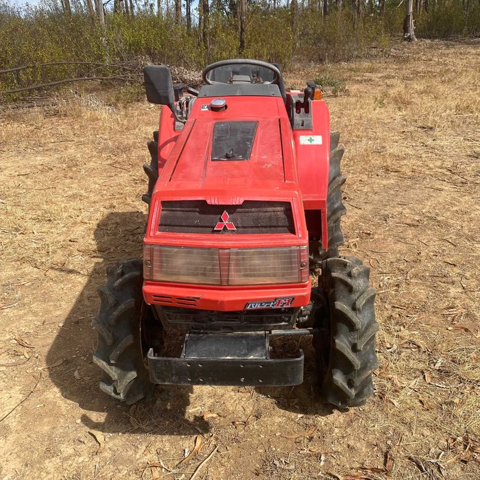 Trator Mitsubishi MT16 4x4 com alfaias