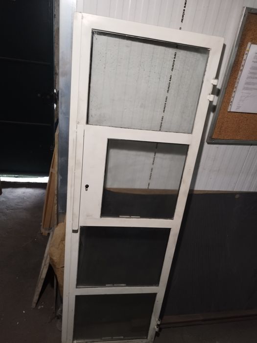 Portas e fixo em ferro e vidro.