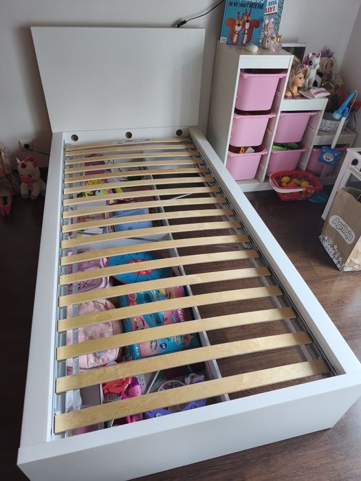 Vendo cama de solteiro e secretária