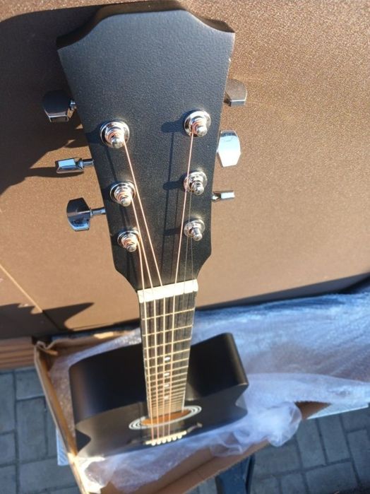 Шестиструнная акустическая  гитара новая в упаковке 6 струн