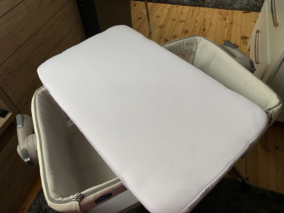 Lóżeczko dostawne z opcją bujania next2 me chicco