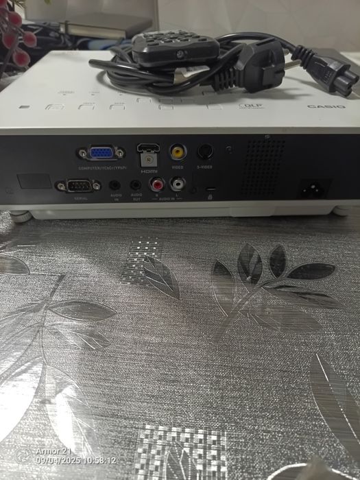 Projector with very little use64170299814402121