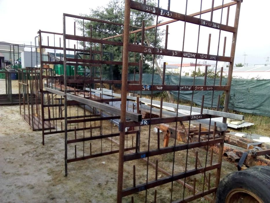 Banca em ferro com várias utilidades + prateleiras para arrumação