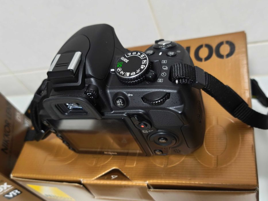 Nikon D3100 Pack com duas objetivas e acessórios. Como novo.