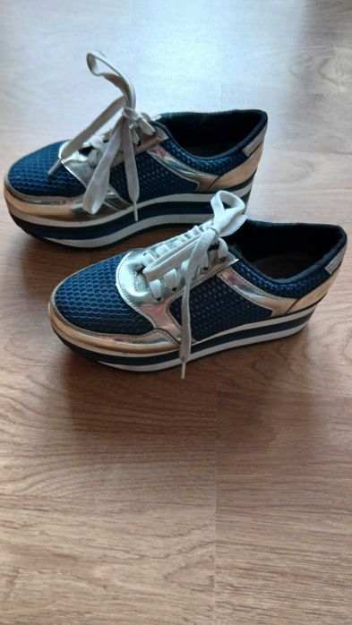 Sapatilhas azuis e prateadas