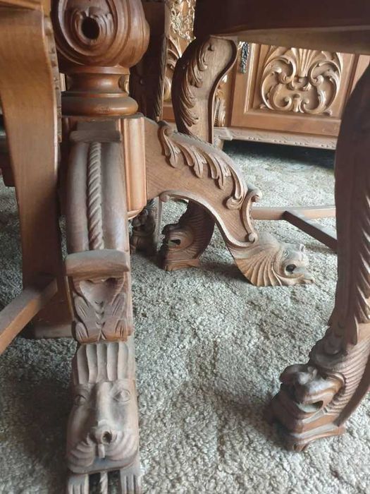 Salão em muito bom estado com mais ao menos 40 anos boa talha