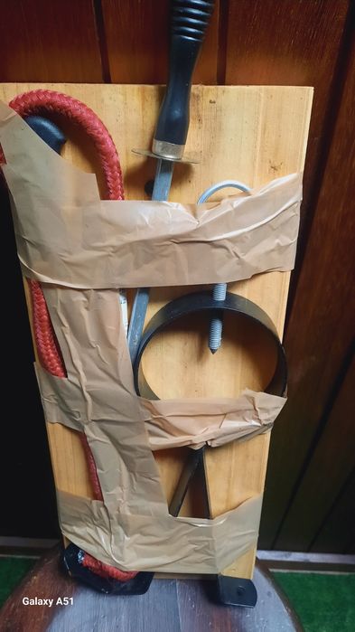 Suporte completo para um presunto inteiro.