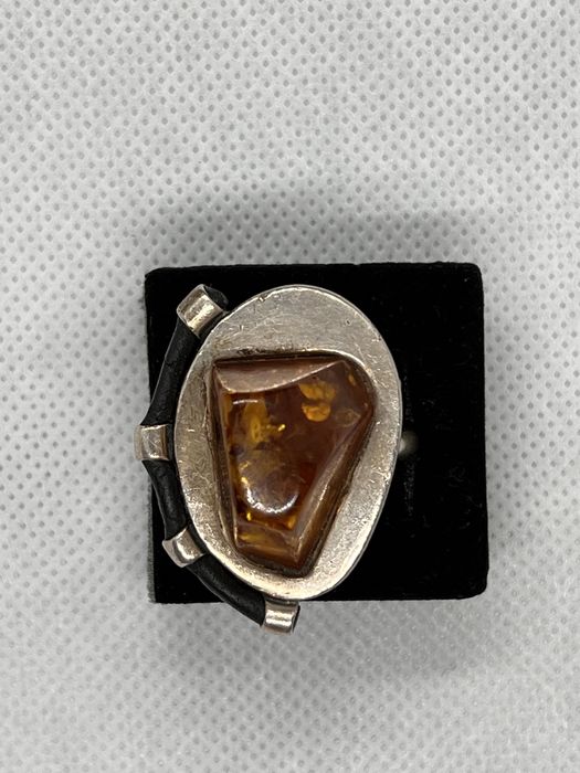 Pierścionki z bursztynem