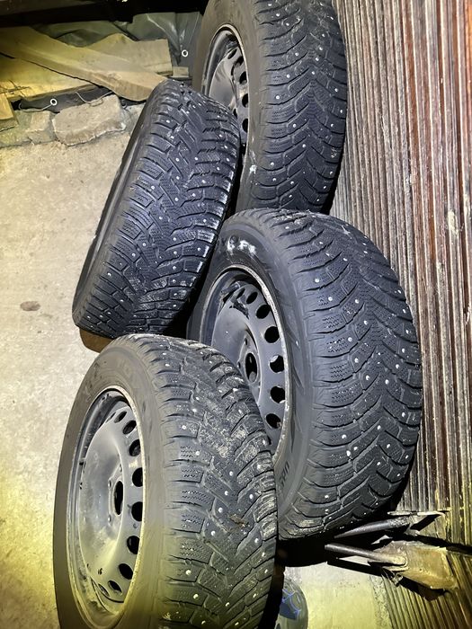 Продам зимову шиповану гуму на дисках 3000грн/шт+ торг