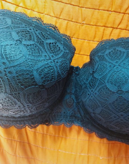 Soutien intimissimi 38E ou 38DD.  ( EU: 85E, FR:95E). Em renda