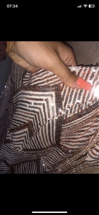 Błyszcząca cekinowa suknia