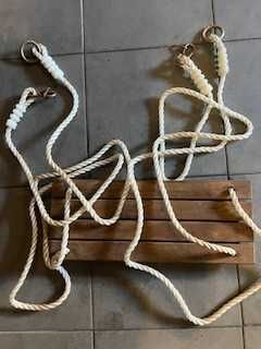 Baloiço em madeira com cordas de suspensão