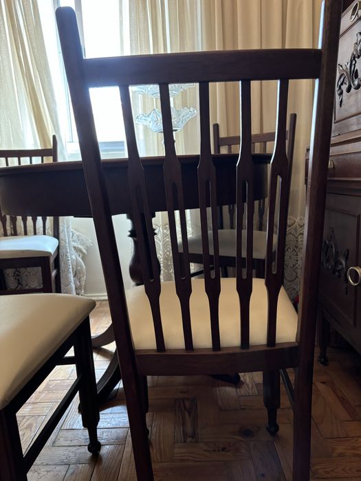 Mesa redonda madeira com seis cadeiras