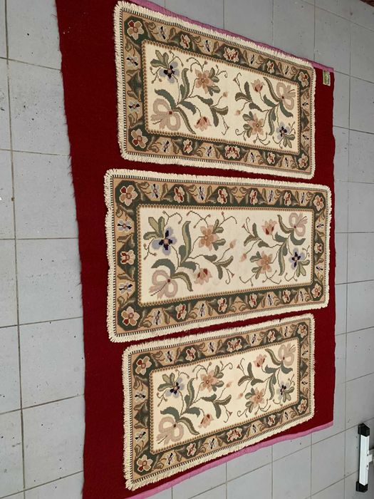 Conjunto 3 tapetes arraiolos (1=147X77 e 2=128X68)