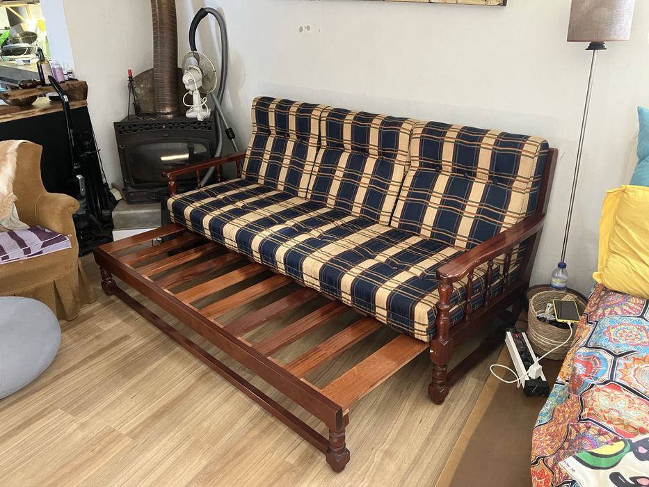 Sofá cama em madeira