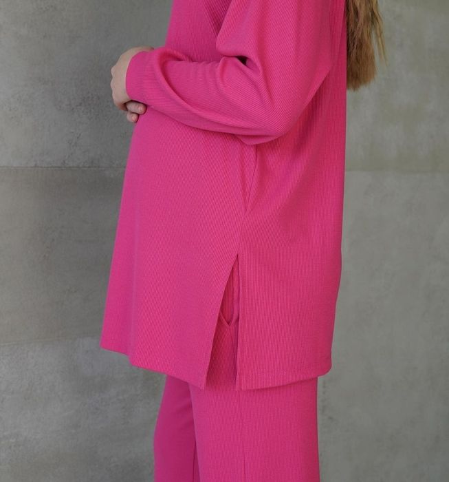 Жіночий костюм в рубчик підійде і для вагітних