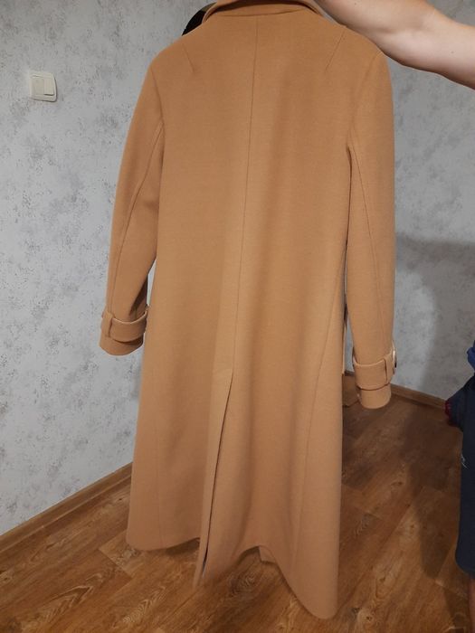 Продам пальто колір охра