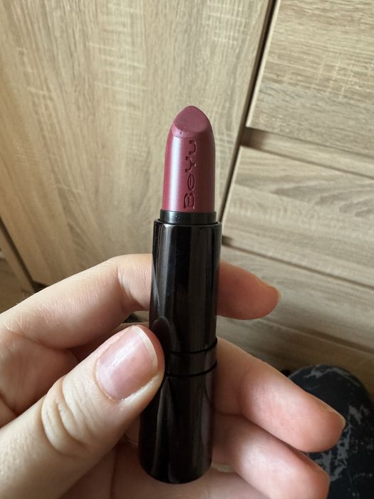 Лот косметики ( креми, помада )