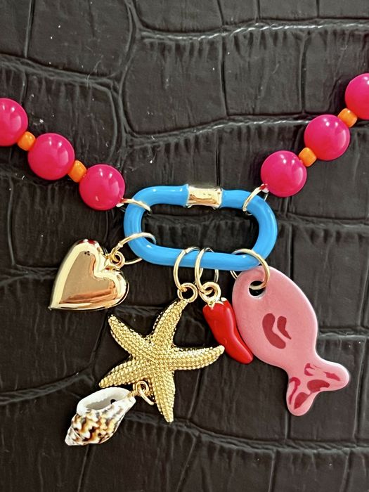 Colar de missangas coloridas com pendentes e argola metalicos