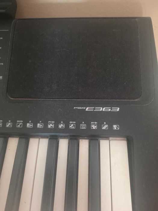 Teclado Yamaha PSR-E363 com suporte