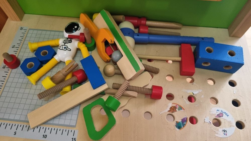 Zestaw zabawek, tablica, stół i inne