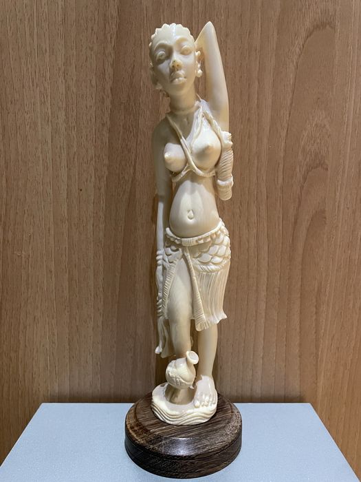 Статуэтка слоновая кость, африканская девушка