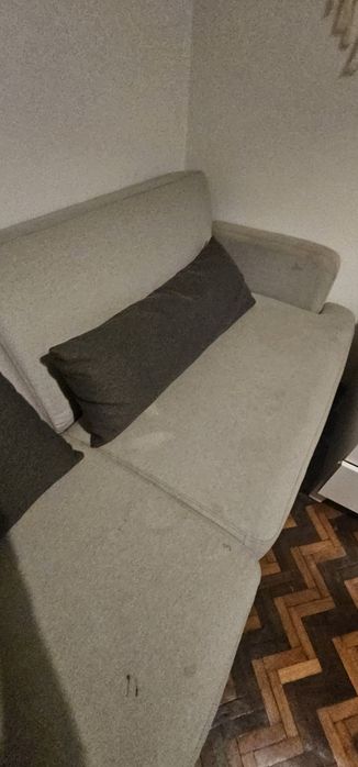 Sofa cinzento confortável