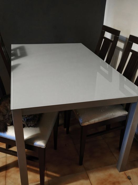 Mesa de jantar tampo de vidro e em metal