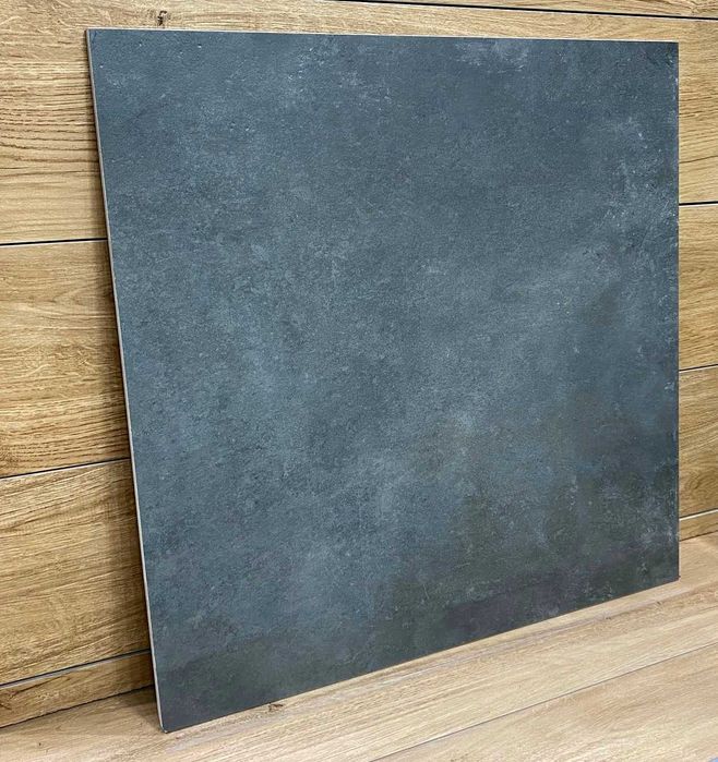 Twardy pogrubiony grafitowy gres 60x60 jak kamień