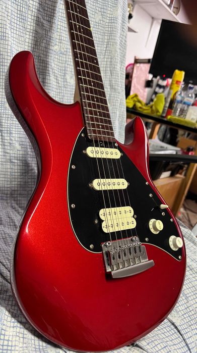 Guitarra Sterling Silhouette by Musicman