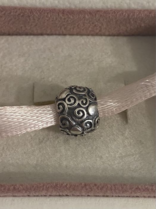 Kulkowy charms marki Pandora