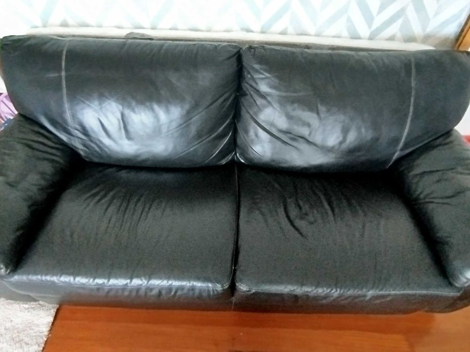 Vendo sofá Vreta IKEA 3 lugares em pele preto