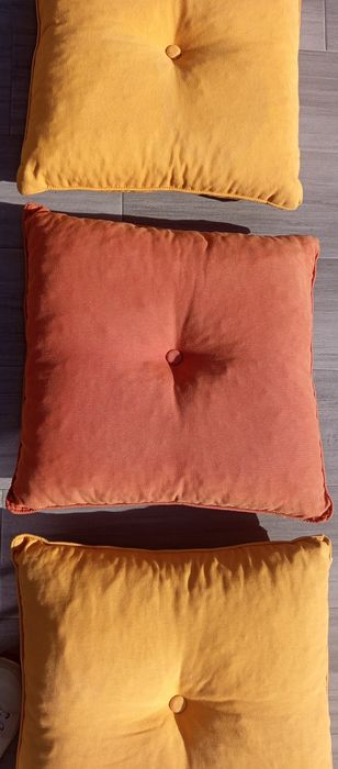 Almofadas amarelas/laranja
