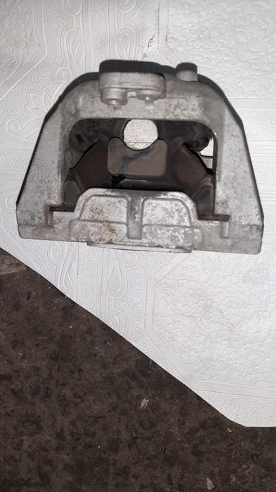 Подушка двигателя гольф4-бора