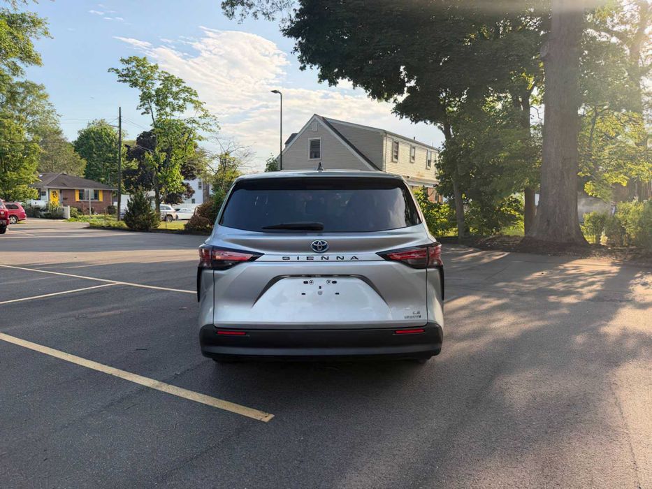 Toyota Sienna LE 8-Passenger      2022