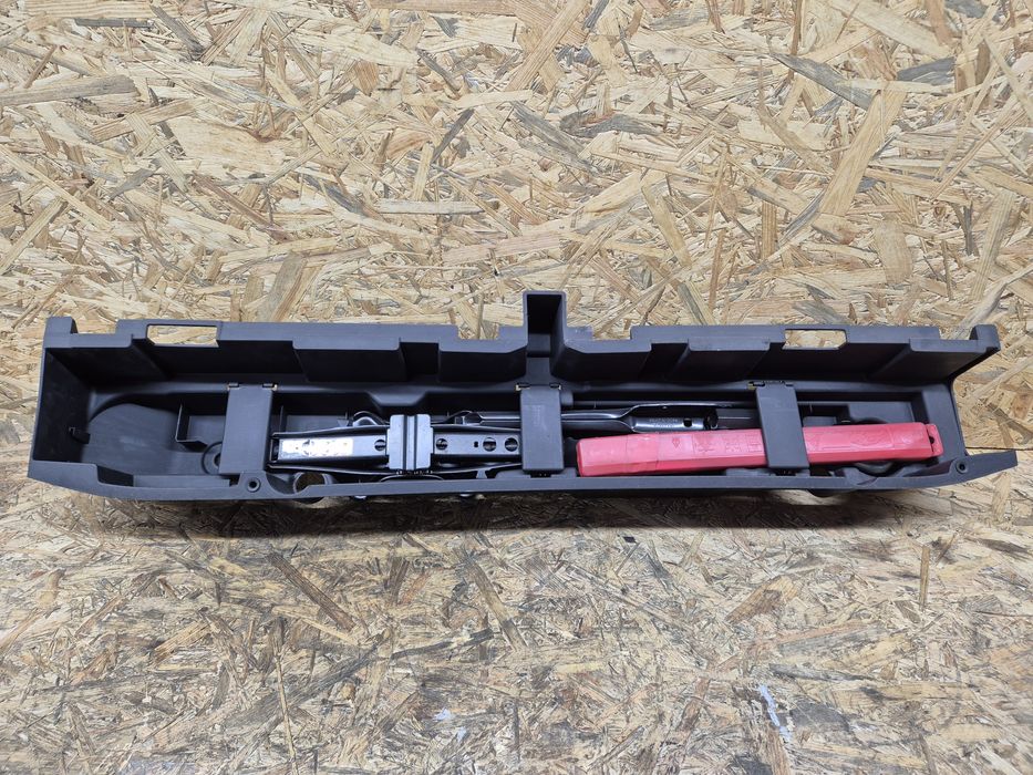 Schowek wkład bagażnika lewarek Opel Zafira C