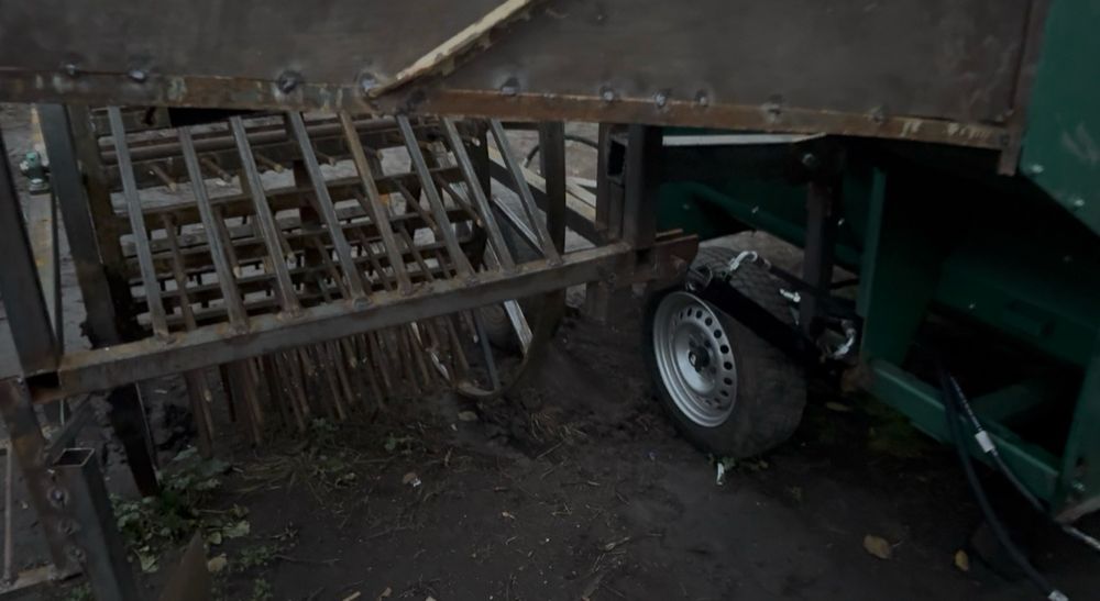 Гарбузовий комбайн з підборщиком