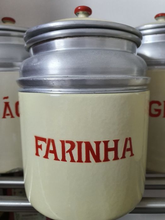 Pote/lata antiga em esmalte