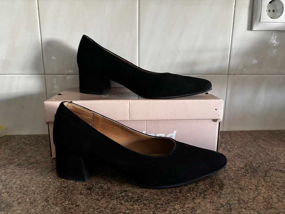 Black High-Heeled Shoes