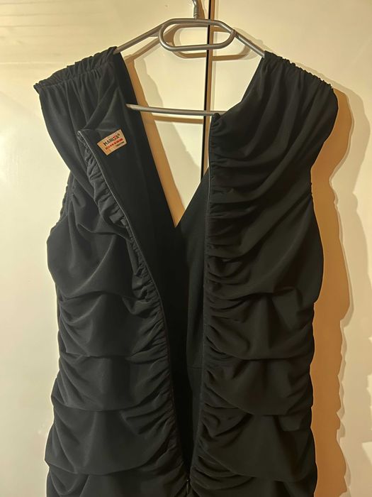 Elegancka czarna sukienka z marszczeniami i ozdobnymi kamieniami