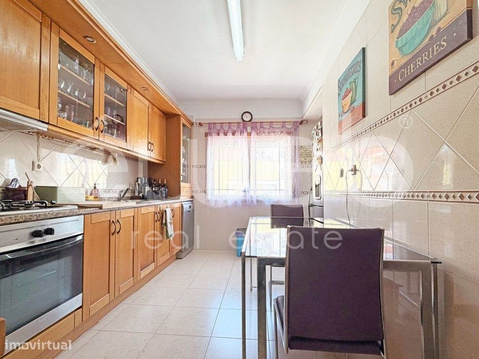 Apartamento T2 com arrecadação para venda na Quinta do Conde