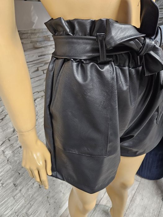 Nowe szorty z metką eko skóra z paskiem rozm M