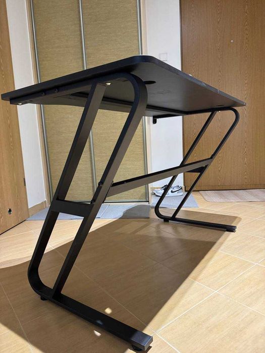 Biurko gamingowe 110×60 cm — styl carbon, dobry stan