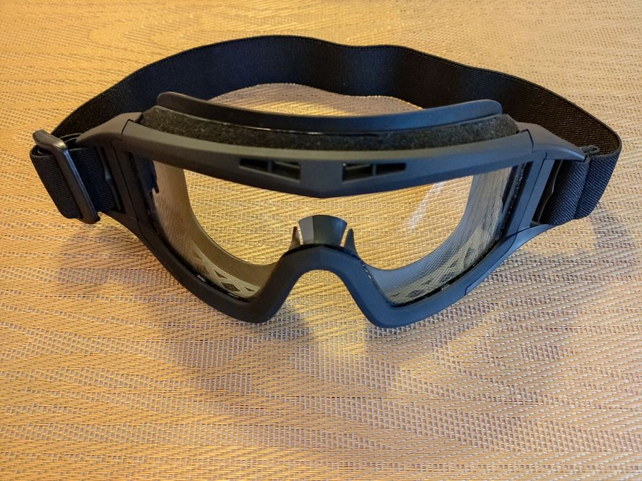 Тактические очки чёрного цвета с празрачным стеклом.