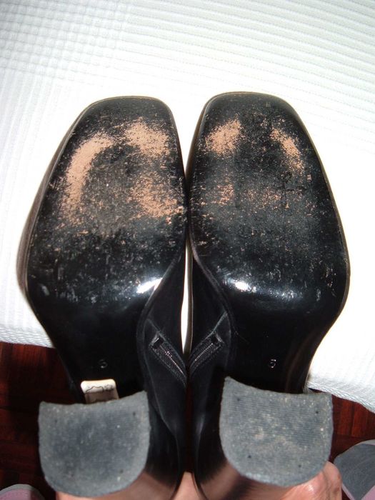 Botins pretos de salto