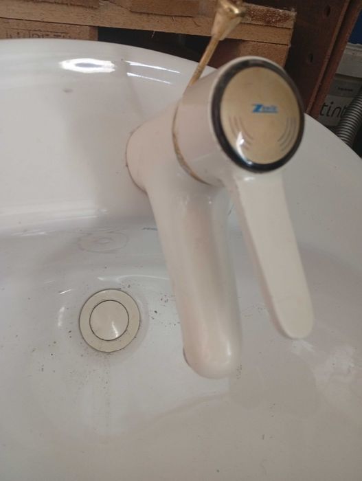 Torneira misturadora e lavatório, vendo as torneiras á parte.64729678225155121