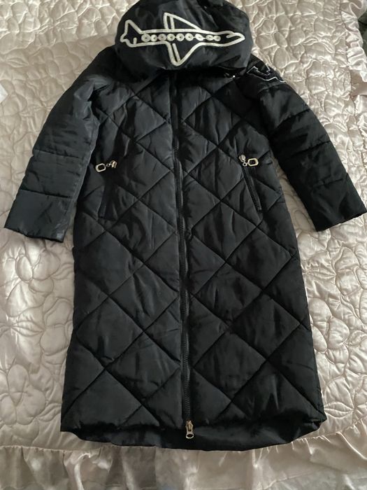 чорний модний пуховик