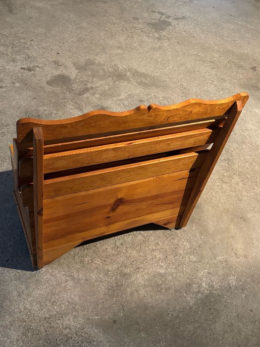 Banco de madeira com baú